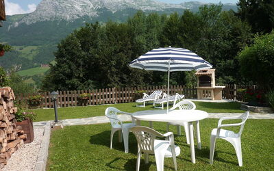Namasté: Table, Tableau De Plein Air, Meubles, Propriété, Herbe, Station De Montagne, Parapluie, Mobilier De Jardin, Pelouse, Arbre