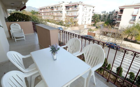 Golden Beach: Table, Plante, Bâtiment, Meubles, Propriété, Chaise, Ciel, Blanc, Nuage, Bois