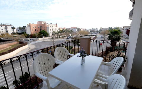 Golden Beach: Table, Meubles, Nuage, Propriété, Ciel, Chaise, Bâtiment, Plante, Design Intérieur, Bois