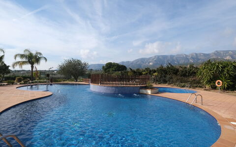 Golden Beach: L'Eau, Nuage, Ciel, Ressources En Eau, Piscine, Bleu Azur, Arbre, Plante, Loisir, Paysage
