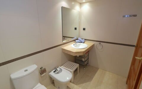Golden Beach: Propriété, Luminaire Plomberie, Siège De Toilette, Design Intérieur, Architecture, Sol, Salle De Bains, Sol, Toilette, Bâtiment