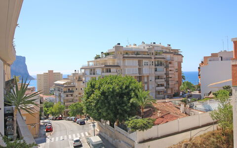 Calpe Calp 1070: Ciel, Nuage, Bâtiment, Plante, Arbre, Fenêtre, Éclairage Public, Design Urbain, Lot Terre, Zone Résidentielle