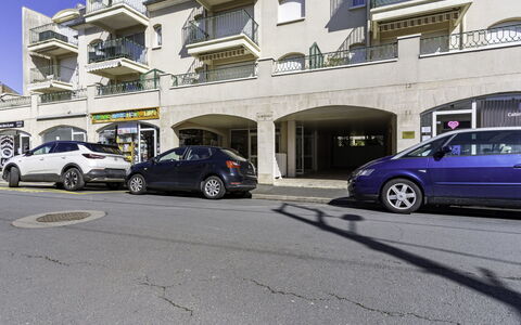 Montaigu: Roue, Voiture, Véhicule, Fenêtre, Bâtiment, Véhicule À Moteur, Asphalte, Conception Automobile