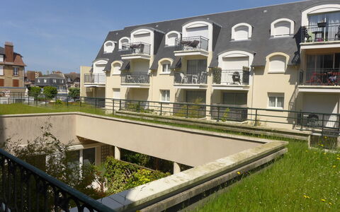 Montaigu: Ciel, Bâtiment, Plante, Propriété, Fenêtre, Design Urbain, Condominium, Quartier, Zone Résidentielle, Façade