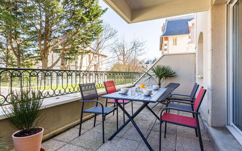 Montaigu: Plante, Meubles, Pot De Fleur, Plante D'Appartement, Bâtiment, Ombre, Table, Chaise, Architecture, Mobilier De Jardin