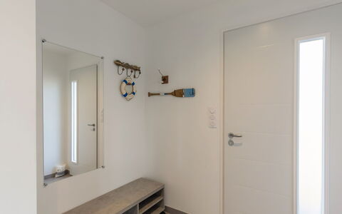 Villa Kerlina: Propriété, Bois, Design Intérieur, Porte, Peindre, Sol, Sol, Mur, Dur