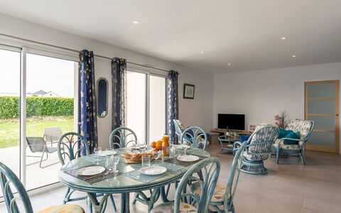 Villa Kerlina: Propriété, Meubles, Table, Chaise, Bleu Azur, Fenêtre, Bois, Design Intérieur, Sol, Ombre