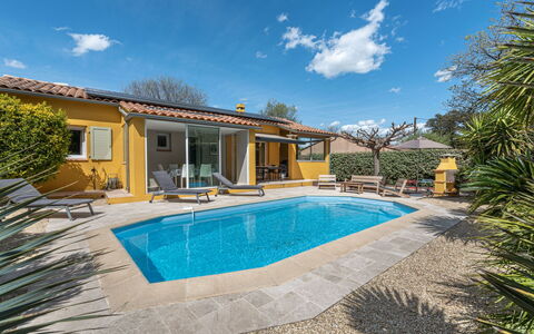 Le Clos du Mûrier: L'Eau, Nuage, Plante, Ciel, Bâtiment, Propriété, Piscine, Bleu Azur, Fenêtre, Architecture