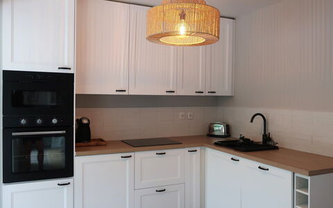 Le Clos du Mûrier: Cabinetry, Comptoir, Evier, Propriété, Meubles, Évier, Cuisine, Bâtiment, Bois, Éclairage