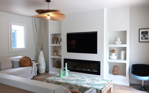 Le Clos du Mûrier: Meubles, Propriété, Canapé, Table, Bois, Confort, Design Intérieur, Éclairage, Salon