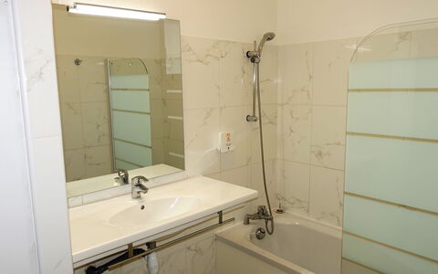 Macinaggio 600: Miroir, Luminaire Plomberie, Propriété, Robinet, Salle De Bains, Évier, Douche, Sol, Bar De Douche