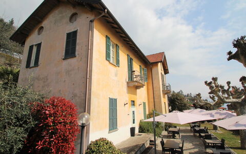 Ghiffa 150: Plante, Ciel, Bâtiment, Nuage, Propriété, Fenêtre, Maison, Architecture, Arbre, Quartier
