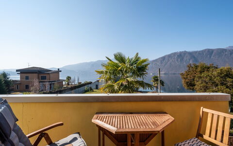 Borgo San Giulio: Ciel, Meubles, Bâtiment, Propriété, Montagne, Bleu Azur, Arbre, Mobilier De Jardin, Ombre, Maison