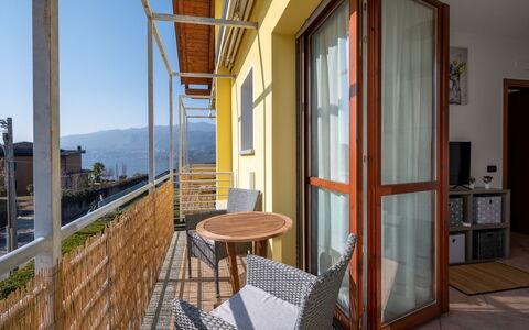 Borgo San Giulio: Propriété, Bâtiment, Fenêtre, Ciel, Table, Bois, Ombre, Design Intérieur, Porte, Sol