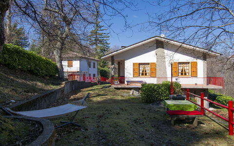Vittoria: Ciel, Plante, Bâtiment, Fenêtre, Arbre, Lot Terre, Chalet, Ombre, Maison, Herbe