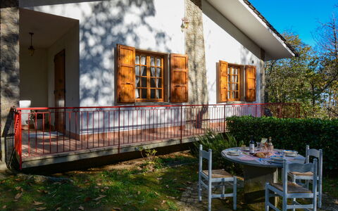 Vittoria: Propriété, Bâtiment, Ciel, Plante, Table, Fenêtre, Ombre, Architecture, Bois, Arbre