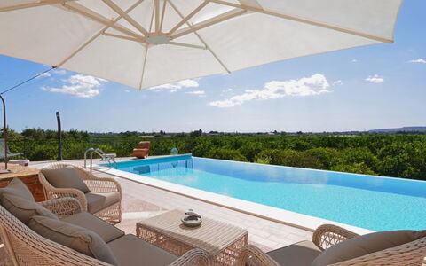 Smeraldo: L'Eau, Ciel, Propriété, Meubles, Plante, Bâtiment, Piscine, Bleu Azur, La Nature, Ombre