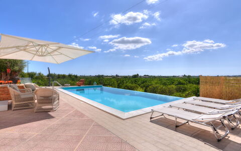 Smeraldo: Ciel, L'Eau, Propriété, Nuage, Plante, Bâtiment, Piscine, Bleu Azur, Balancelle, Mobilier De Jardin