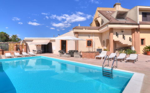 Smeraldo: Ciel, Nuage, L'Eau, Propriété, Bâtiment, Plante, Piscine, Bleu Azur, Chaise, Maison