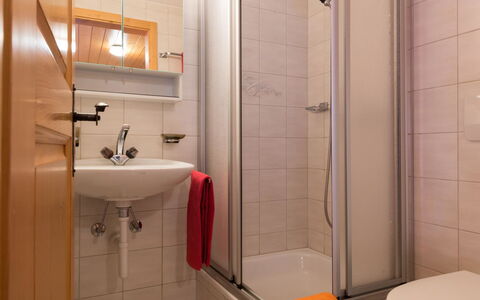 Südlenz 32 3. Og Süd: Marron, Miroir, Luminaire Plomberie, Propriété, Bâtiment, Robinet, Évier, Salle De Bains, Lavabo, Violet