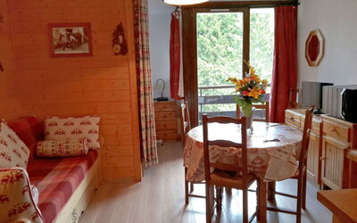 La Clusaz 150: Pièce, Propriété, Meubles, Bâtiment, Design Intérieur, Maison, Sol, Orange, Table, Salon