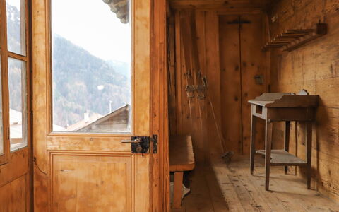 Chalet Pierre Fleur: Plante, L'Eau, Propriété, Meubles, Bâtiment, Table, Fenêtre, Bleu Azur, Chaise, Design Intérieur