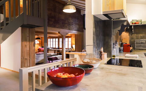 Chalet Pierre Fleur: Plante, L'Eau, Propriété, Meubles, Bâtiment, Table, Fenêtre, Bleu Azur, Chaise, Design Intérieur