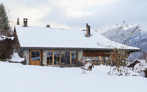 Chalet Pierre Fleur: Plante, L'Eau, Propriété, Meubles, Bâtiment, Table, Fenêtre, Bleu Azur, Chaise, Design Intérieur