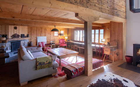 Chalet Pierre Fleur: Propriété, Meubles, Bâtiment, Bois, Table, Design Intérieur, Chaise, Lampe, Salon, Sol