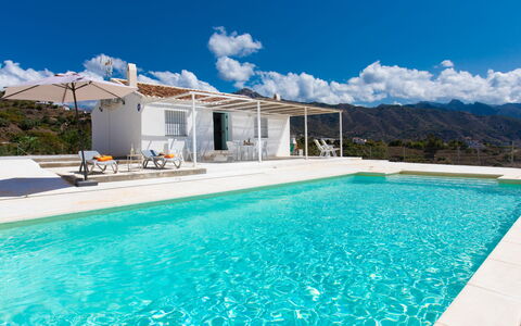 Las Vistas: L'Eau, Nuage, Ciel, Jour, Propriété, Plante, Bâtiment, Piscine, Bleu, Bleu Azur