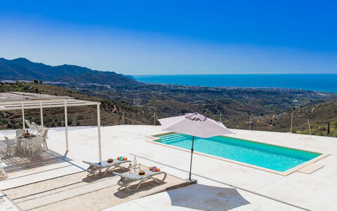 Las Vistas: Ciel, Bâtiment, Pente, Ombre, Nuage, Maison, Paysage, Piscine, Immobilier, Loisir
