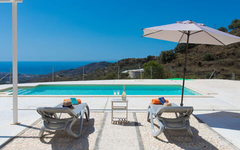 Las Vistas: L'Eau, Ciel, Bâtiment, Table, Bleu, Bleu Azur, Piscine, Parapluie, Plante, Ombre