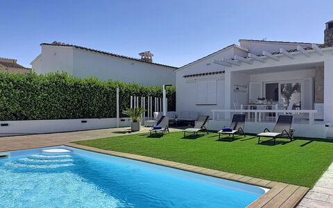Otlo: Piscine, Zone Résidentielle, Domicile, Maison, Recours, Biens, Toit, Composite, Cour, Villa