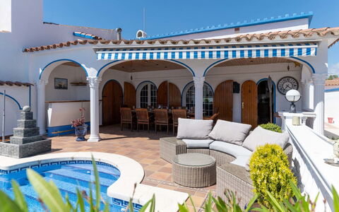 Romulia: Plante, L'Eau, Propriété, Meubles, Bâtiment, Table, Fenêtre, Bleu Azur, Chaise, Design Intérieur