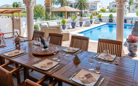 Romulia: Plante, L'Eau, Propriété, Meubles, Bâtiment, Table, Fenêtre, Bleu Azur, Chaise, Design Intérieur