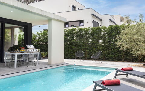 Alyssa: L'Eau, Meubles, Propriété, Piscine, Bâtiment, Plante, Nuage, Bleu Azur, Ciel, Ombre