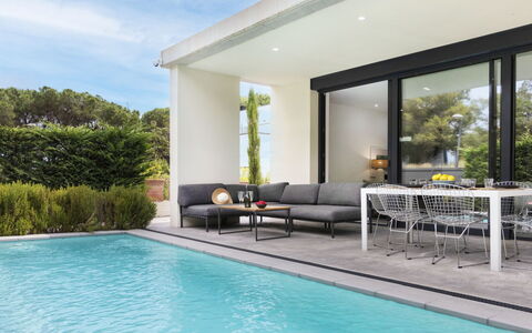 Alyssa: L'Eau, Plante, Propriété, Meubles, Bâtiment, Piscine, Bleu Azur, Ombre, Mobilier De Jardin, Ciel