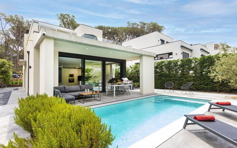 Alyssa: Ciel, L'Eau, Plante, Nuage, Propriété, Piscine, Bâtiment, Arbre, Ombre, Design Intérieur
