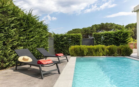 Alyssa: L'Eau, Nuage, Plante, Ciel, Piscine, Bâtiment, Ombre, Mobilier De Jardin, Arbre, Herbe