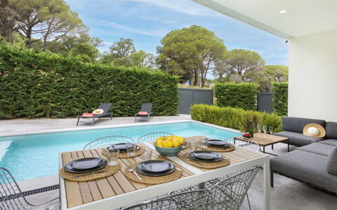 Alyssa: Plante, Meubles, Table, Bâtiment, L'Eau, Mobilier De Jardin, Ciel, Chaise, Arbre, Nuage