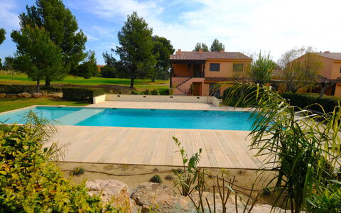 Rabassades: Plante, L'Eau, Propriété, Meubles, Bâtiment, Table, Fenêtre, Bleu Azur, Chaise, Design Intérieur
