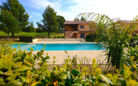 Rabassades: Plante, L'Eau, Propriété, Meubles, Bâtiment, Table, Fenêtre, Bleu Azur, Chaise, Design Intérieur