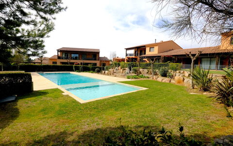 Rabassades: Plante, L'Eau, Propriété, Meubles, Bâtiment, Table, Fenêtre, Bleu Azur, Chaise, Design Intérieur