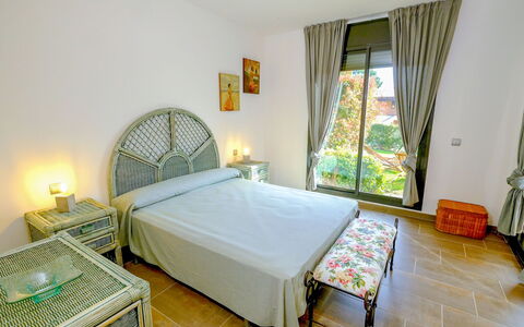 Rabassades: Plante, L'Eau, Propriété, Meubles, Bâtiment, Table, Fenêtre, Bleu Azur, Chaise, Design Intérieur