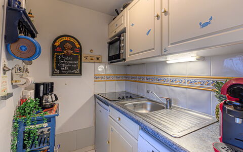 Carnac 131: Cuisine, Principaux Appliance, Appareil De Cuisine, Comptoir, Sol, Design Intérieur, Pièce, Sol, Meubles, Cabinetry