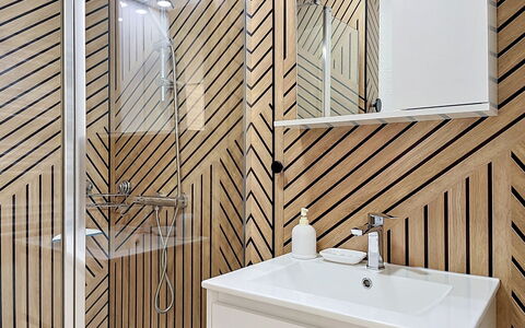 Lacanau 700: Bois, Sol, Sol, Composite, Luminaire Plomberie, Tuile, Plafond, Plomberie, Verre, Salle De Bains
