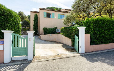 Villa les 4 B: Plante, L'Eau, Propriété, Meubles, Bâtiment, Table, Fenêtre, Bleu Azur, Chaise, Design Intérieur