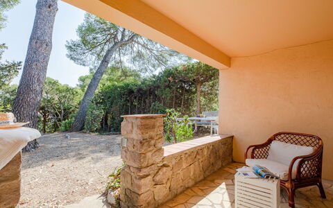 Marysol: Propriété, Plante, Ombre, Chaise, Arbre, Bois, Sol, Design Intérieur, Sol, Bâtiment