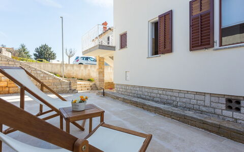 Maris: Propriété, Ciel, Bâtiment, Fenêtre, Bois, Ombre, Mobilier De Jardin, Surface De La Route, Design Urbain, Sol
