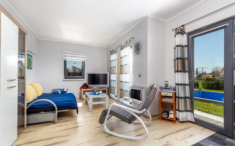 Geminis: Plante, L'Eau, Propriété, Meubles, Bâtiment, Table, Fenêtre, Bleu Azur, Chaise, Design Intérieur
